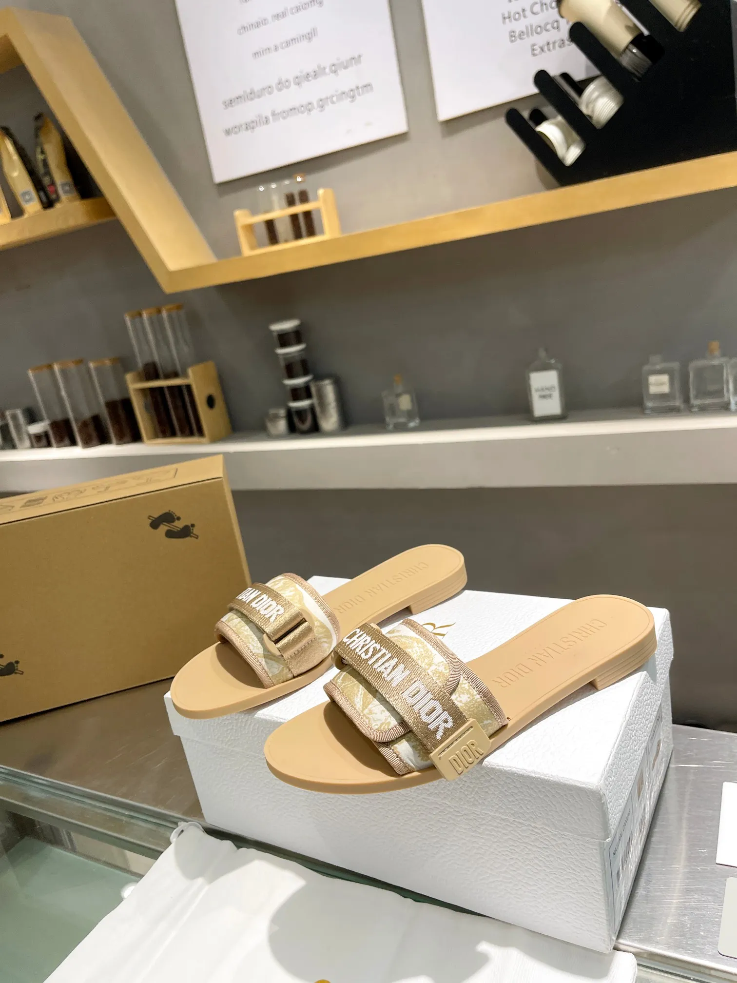 👟👟Ex-factory price 380👟👟 Dior D’s latest series of Velcro buckle sandals and slippers in new colors! Perfect reproduction of the original version, the most popular color matching fabric, super layered ▪️Original molded high-end TPU outsole (not ordinary rubber) ▪️Very comfortable and easy to walk. All upper materials are custom-made from the original ▪️3D electric embroidered three-dimensional cloth surface, very versatile, a must-have for lazy people in summer ▪️Number of yards: 35-41